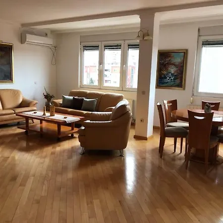 Spacious In The City Center Of * Σκόπια