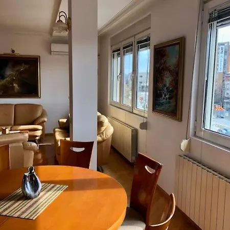 Spacious In The City Center Of Διαμέρισμα
